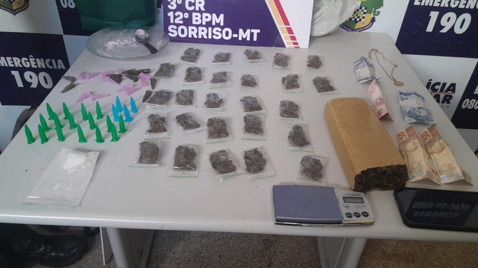 Suspeito tenta fugir da PM, mas acaba preso com quase 1 kg de drogas em quitinete
