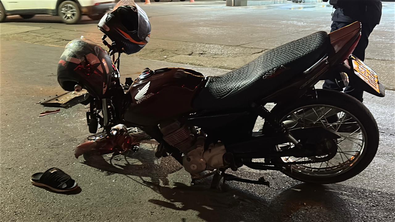 Jovem fica gravemente ferido em colisão entre moto e carro no centro de Sorriso