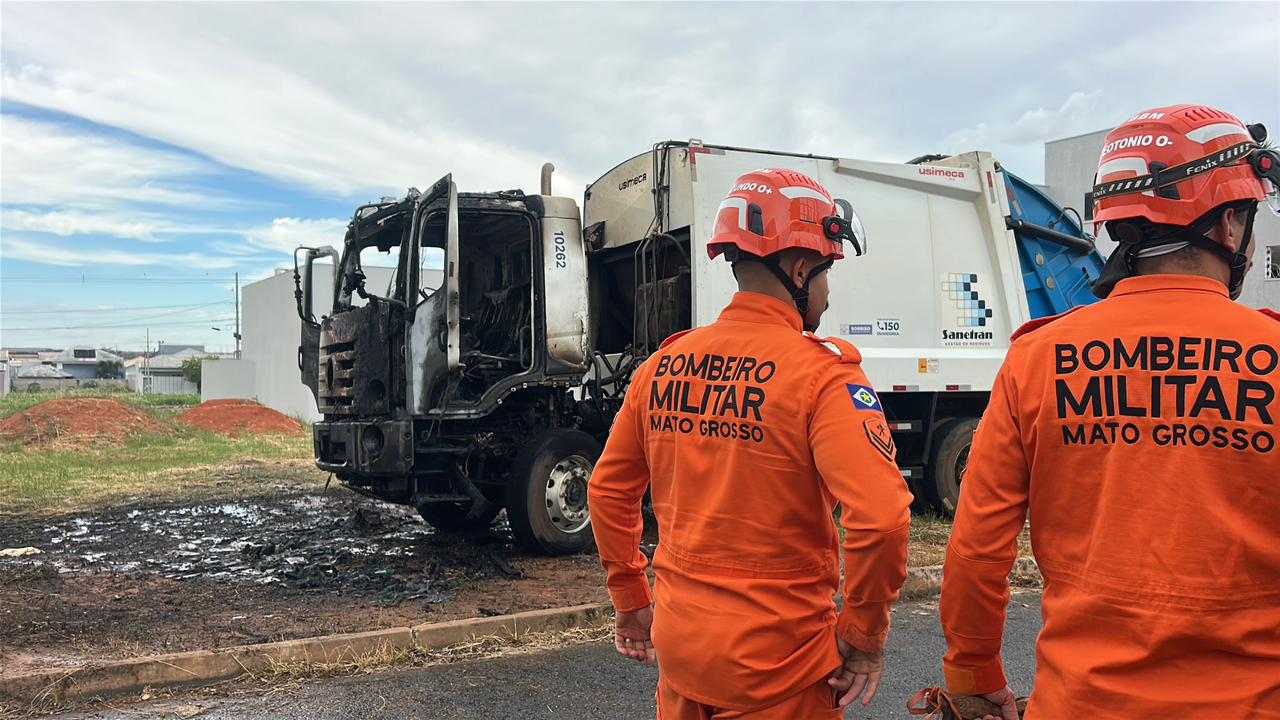 Caminhão da coleta de lixo pega fogo e motorista age rápido para evitar tragédia