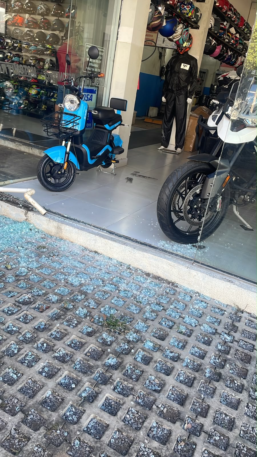 Criminosos quebram vitrine e furtam motocicleta BMW de loja em Sorriso