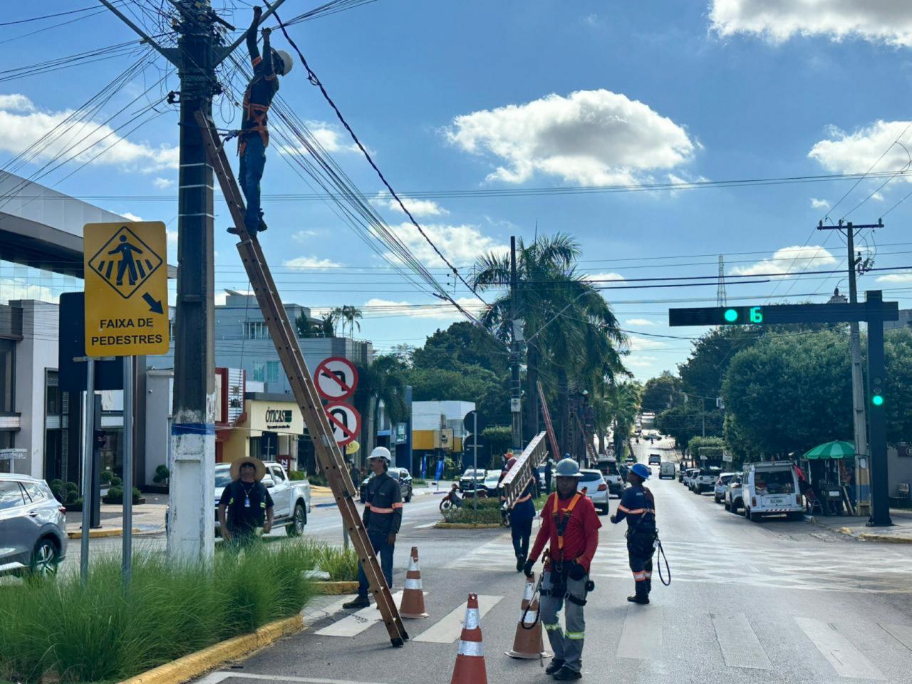 Operação Cacicus retira cabos irregulares e interdita trecho da Natalino Brescansin em Sorriso