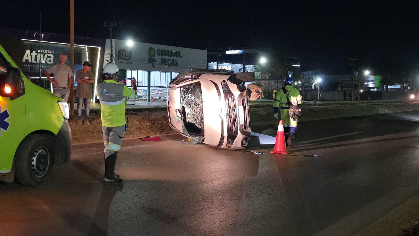 Motorista capota carro na BR-163 após ser fechado por caminhão