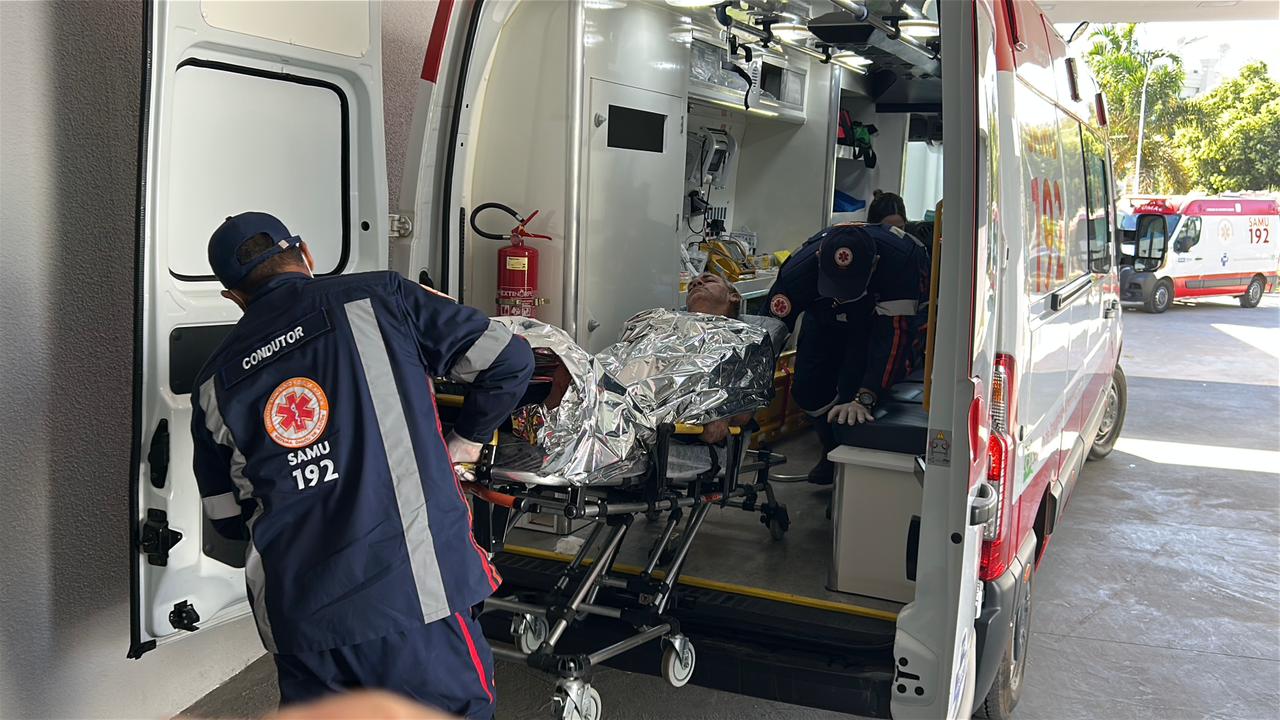 Caminhoneiro sofre descarga elétrica após atingir poste e tem 30% do corpo queimado em Sorriso