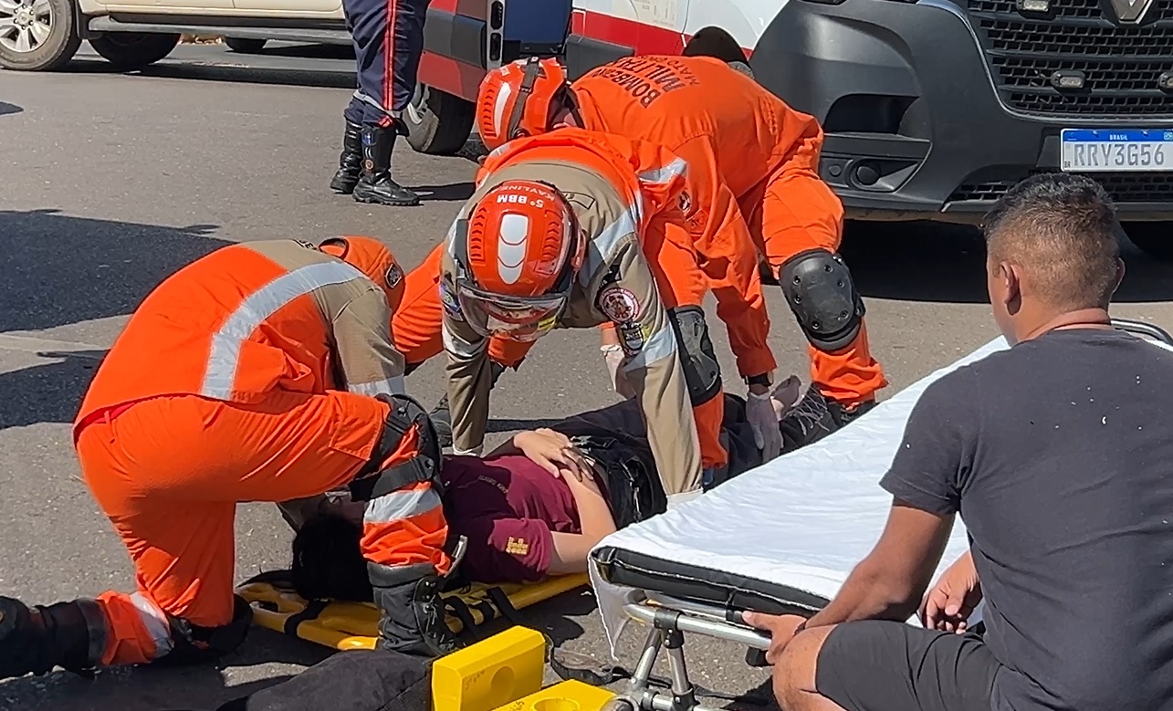 Motociclista e adolescente ficam feridos em acidente no centro de Sorriso