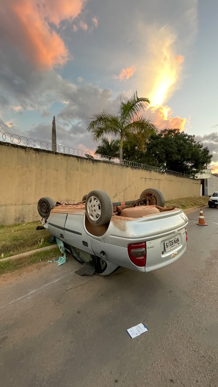 Mulher fica ferida após carro capotar em colisão com caminhonete no Verdes Campos