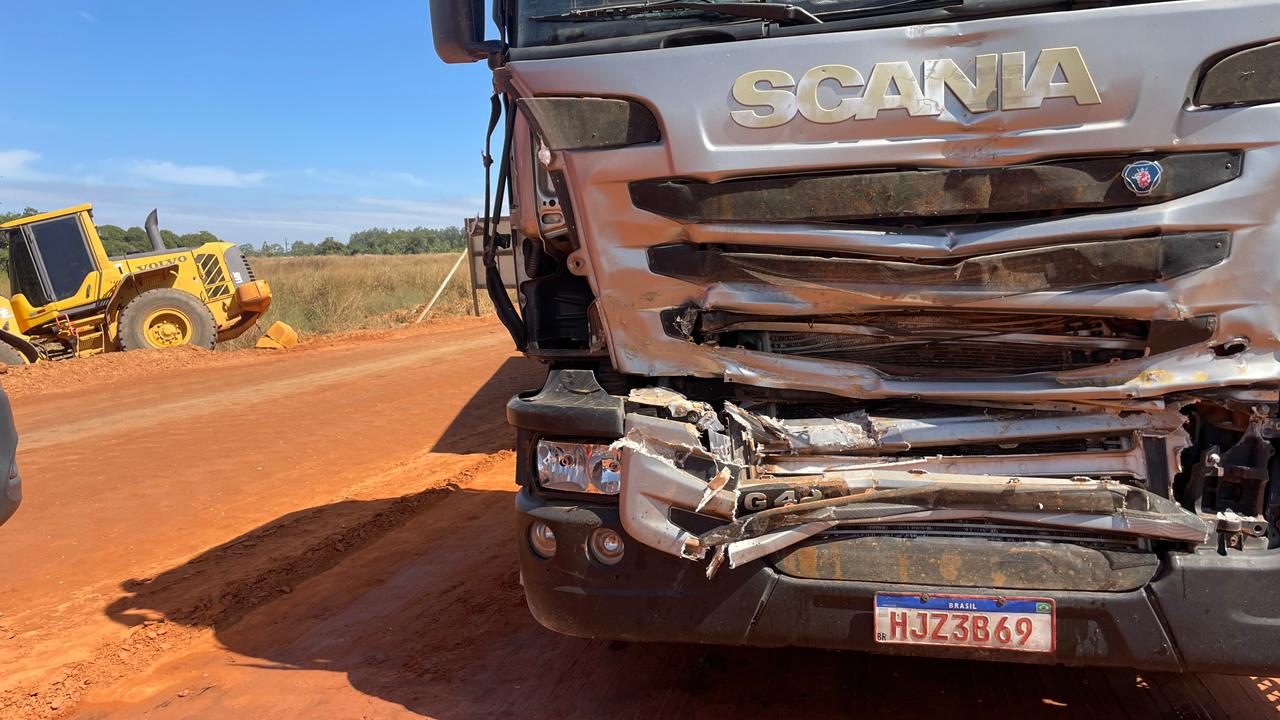Carreta atinge trator em trecho de obras na MT-560 e provoca danos materiais