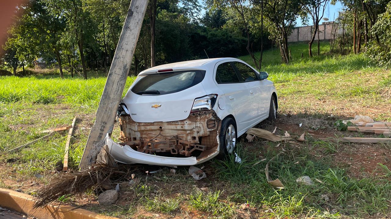 Carga irregular provoca acidente e derruba poste em avenida de Sorriso