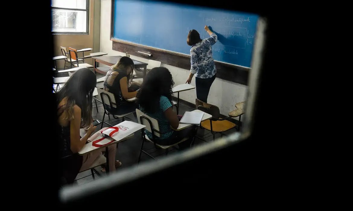 Sancionado piso salarial para professores da educação básica