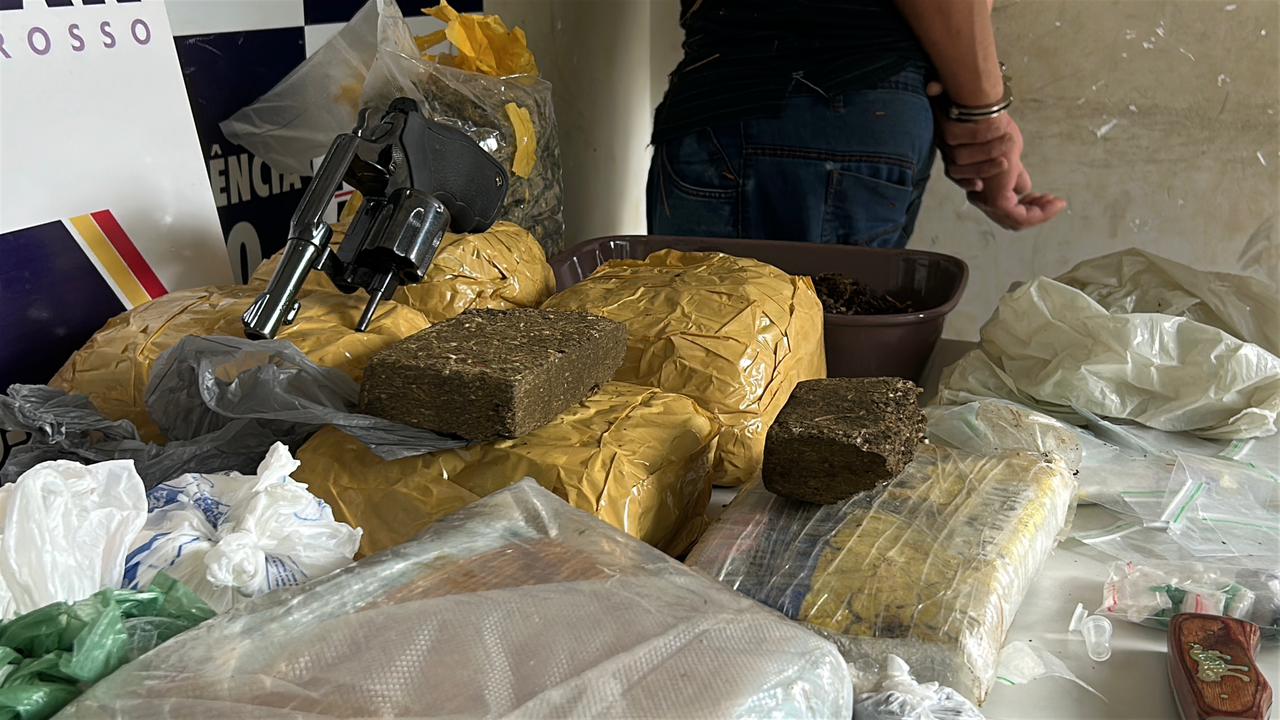 Traficante é preso com grande quantidade de drogas e arma de fogo no Europark; comparsa fugiu