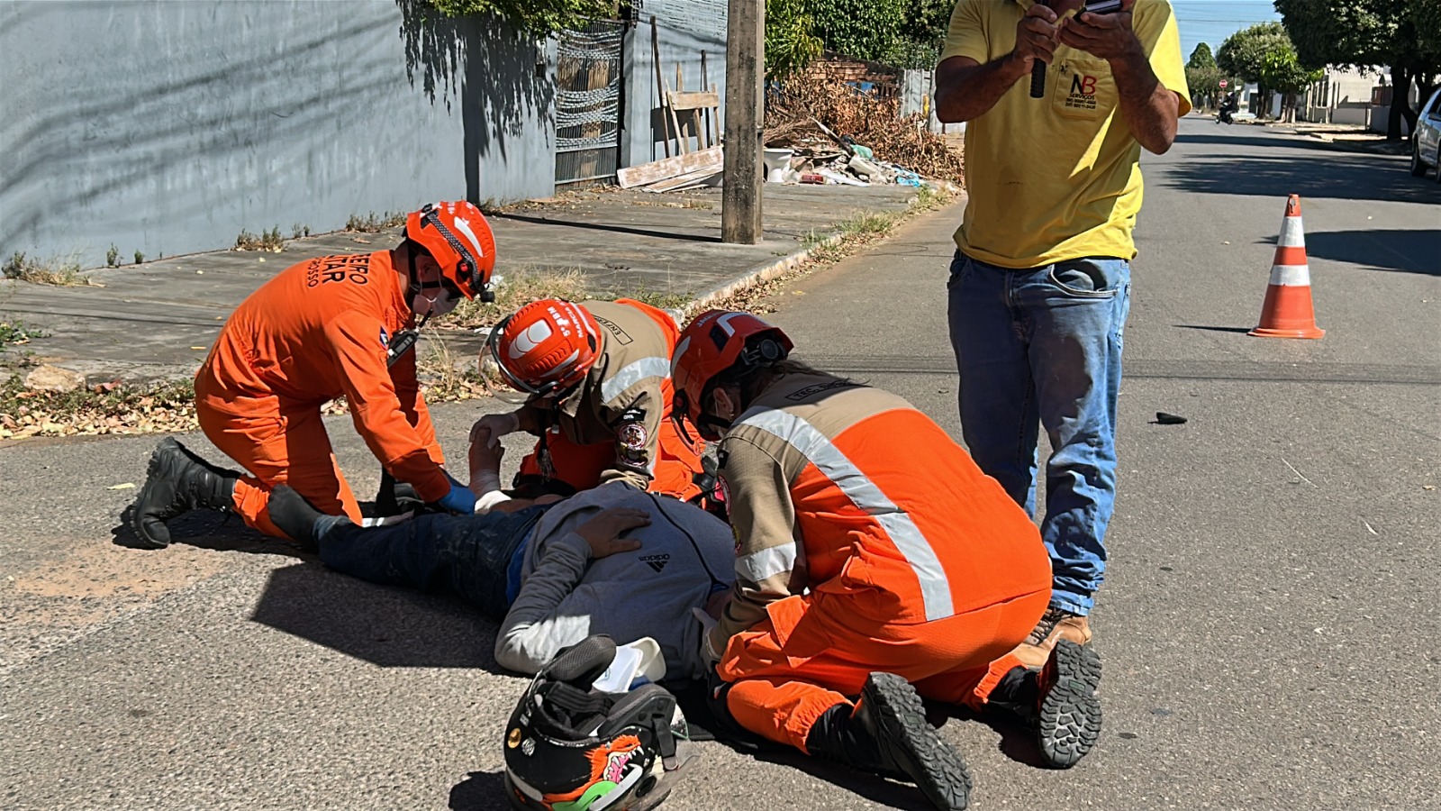 Motociclista fica ferido em acidente entre carro e moto no bairro São Domingos, em Sorriso