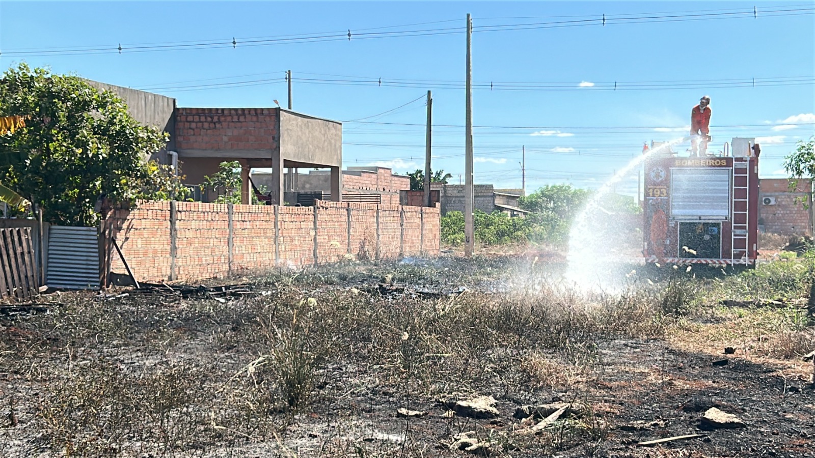 Homem provoca princípio de incêndio ao queimar folhas em terreno no bairro JK; ação rápida de vizinhos evita tragédia