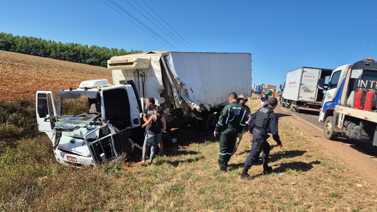 Colisão frontal entre caminhões deixa feridos na MT-242, próximo a Nova Ubiratã