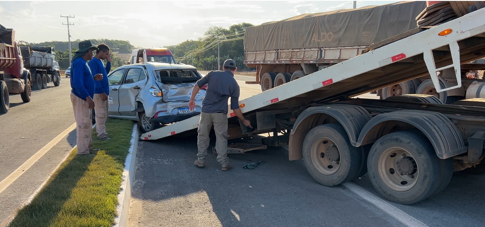 Carreta atinge carro na traseira após frenagem brusca na MT-242, em Sorriso