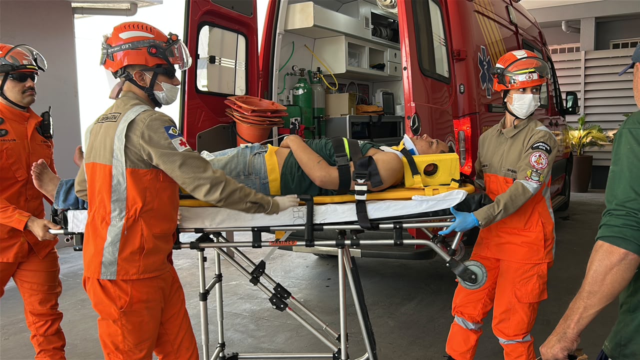 Jovem é encaminhado ao Hospital Regional após queda de cerca de quatro metros em empresa de calhas em Sorriso
