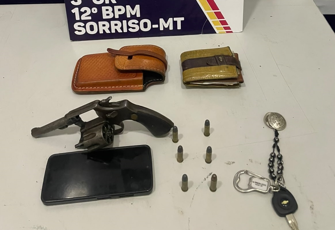 Idoso é preso com arma de fogo após perseguir homem em posto de combustíveis