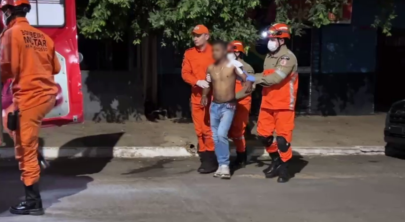 Homem é esfaqueado durante desentendimento; outra pessoa também ficou ferida